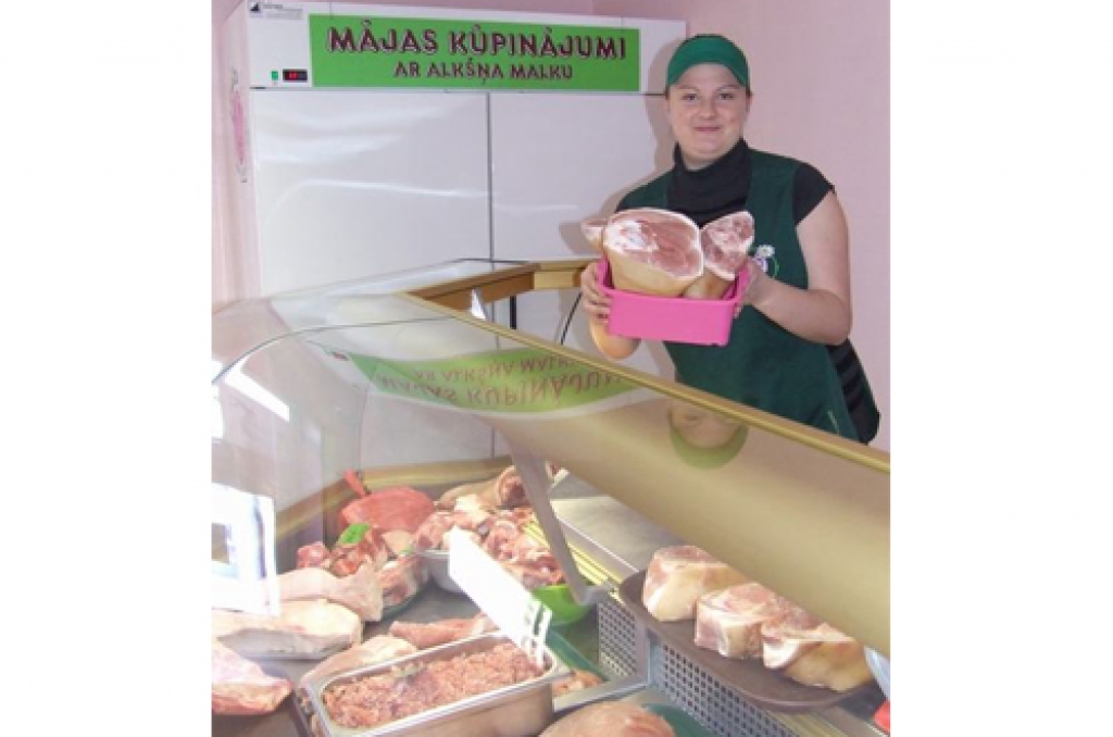 Izvēlas svaigu gaļu. “Taupot līdzekļus, cilvēki maltīti biežāk gatavo mājās, tāpēc arvien vairāk pērk svaigo gaļu,” teic pārdevēja Marina Priedīte.  