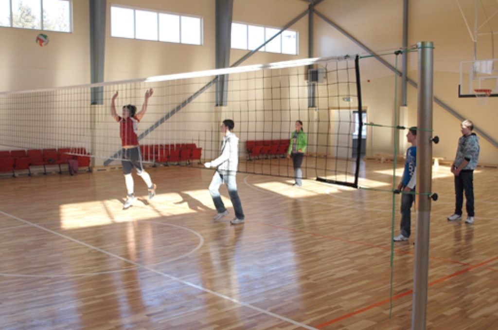 SPORTO JAUNIEŠI. Volejbolu spēlē 8. un 9. klases audzēkņi.