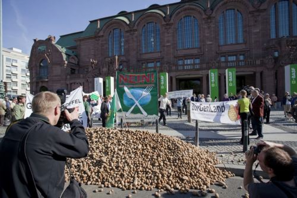 Vācieši pret ĢMO. Cīnoties pret ģenētiski modificētās kartupeļu šķirnes 'Amflora' audzēšanu, vides aktīvisti protesta akcijā Vācijā, pie ēkas, kurā notika koncerna ‘‘BASF’’ gada pilnsapulce.
Autors: flickr.com