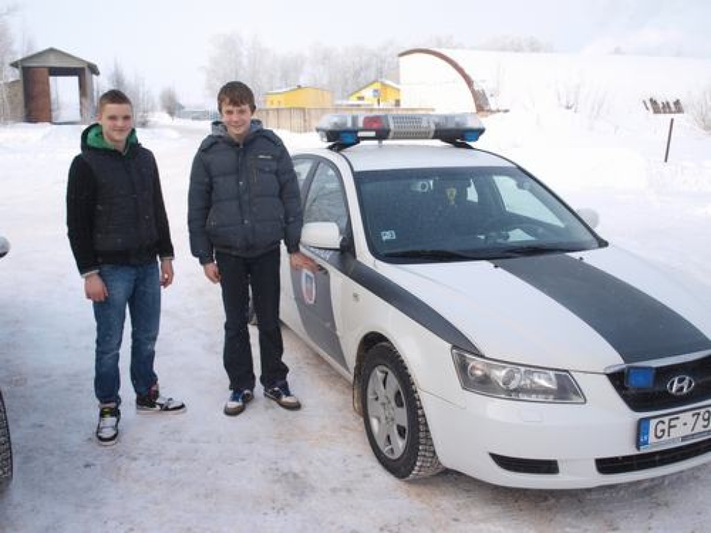 VĒLAS KĻŪT POLICISTI. Artis Grinšpons (no kreisās) un Gatis Miltikāns nākotnē vēlas kļūt par policistiem.    