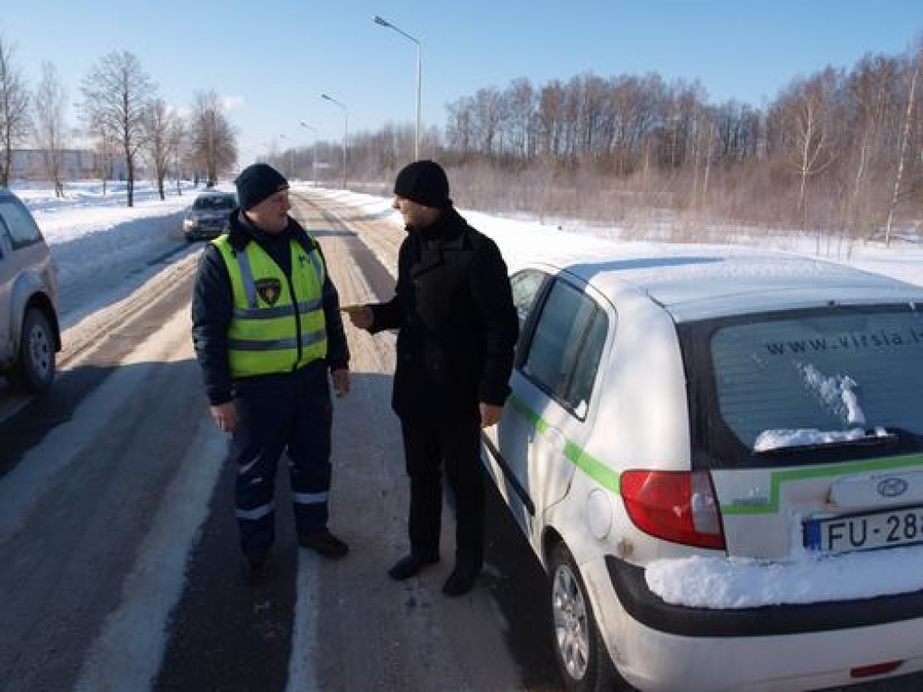 PADOMS. Jaunākais inspektors Gundars Linmeijers aizkrauklietim Jānim Dzirkalim atgādina dokumentus, atstājot automašīnu, braucamajā neatstāt.  