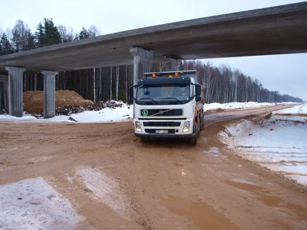 BRAUC PA JAUNO ŠOSEJU. Ceļu būves mašīnas jau brauc pa jaunuzbērto šoseju.