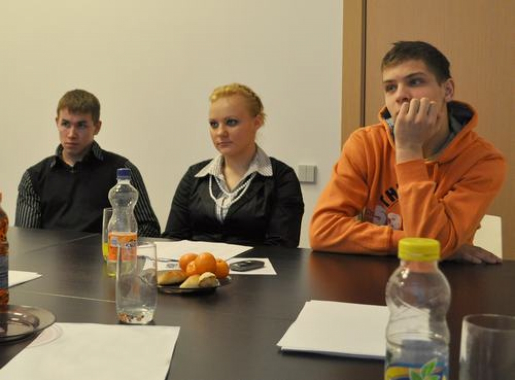 BRAUKS UZ VĀCIJU. No kreisās  — Vecbebru profesionālās vidusskolas audzēkņi Jānis Ziemelis, Laura Brenča un  Ēriks Timahovičs.
Autors: Foto no Vecbebru profesionālās vidusskolas arhīva
