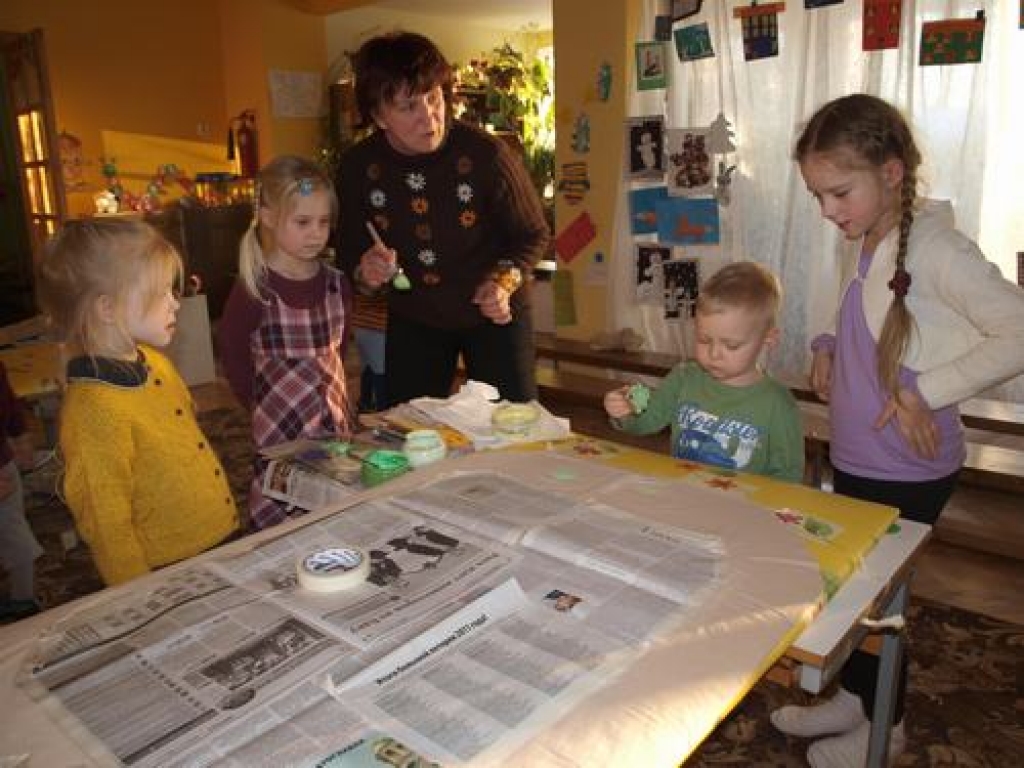 Skrīveros, pirmsskolas izglītības iestādē “Saulēni”, Baibas Vaivares tekstilmākslas studijas dalībnieces kopā ar bērniem darināja īpašus apmetņus, kurus varēs izmantot dažādos kultūras pasākumos.
Autors: Indulis Burka