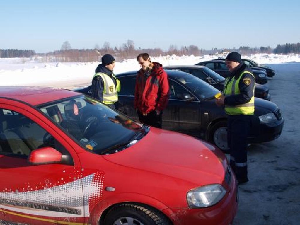 Aizkraukles policijas iecirkņa darbinieki īpašā akcijā autovadītājiem atgādināja, ka automašīna nav seifs un tajā nevajadzētu bez uzraudzības atstāt vērtīgas mantas — datorus, mobilos tālruņus, naudasmakus un dokumentus.
Autors: Indulis Burka
