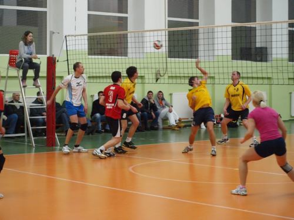 Novada ģimnāzijas sporta zālē pirmdien vakarā noskaidroja Aizkraukles novada čempionāta volejbolā vīriešiem uzvarētājus. Uzvarēja “RRKP Būve”, otrajā vietā — “Skolotāji”, trešajā — Valles volejbolisti.
Autors: Līga Patmalniece