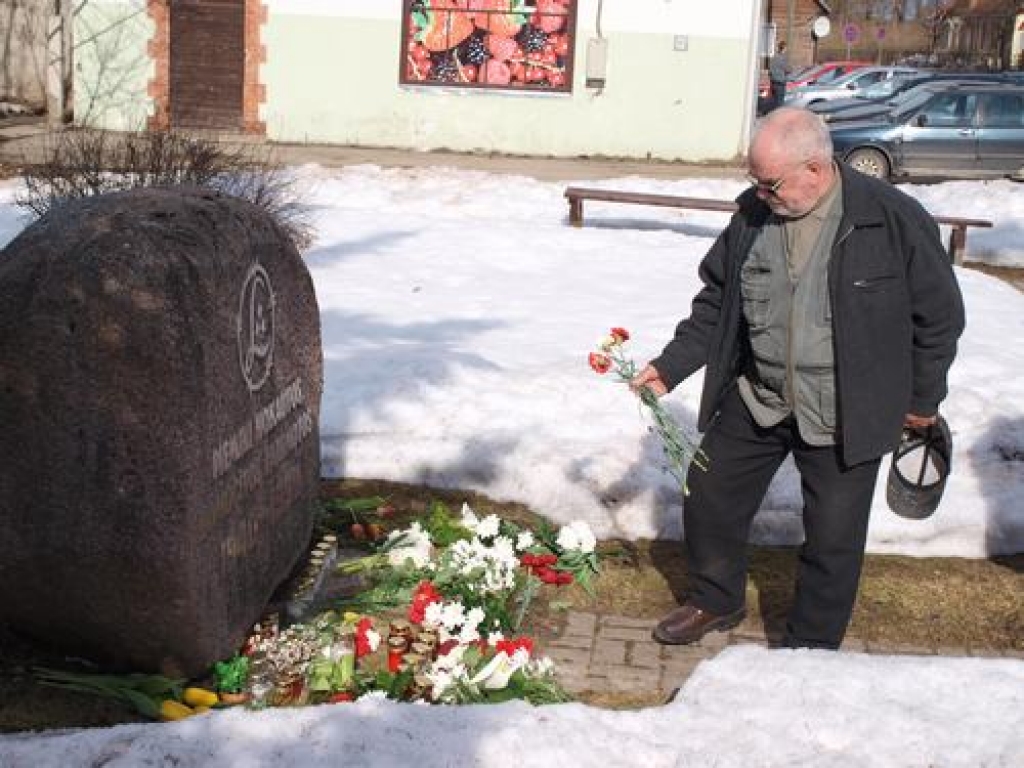 Pieminot 1949. gada deportāciju upurus, šodien, Komunistiskā genocīda upuru piemiņas dienā, daudzviet notiek piemiņas pasākumi. Piemiņas vietās pulcējas tie, kuriem bija lemts atgriezties no izsūtījuma, daudzi citi, kuriem nav vienaldzīgs...
Autors: Indulis Burka