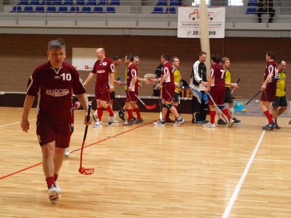 Šodien Aizkraukles novada ģimnāzijas sporta hallē notika Latvijas veterānu sacensības florbolā. Piedalījās piecas komandas: “Aizkraukle/Silarozes”, “Lino.lv”, “Smilšukaste/Lielvārde”, FK “Taizels” un “Bulta/Limbaži”. Pirmajā spēlē...
Autors: Līga Patmalniece