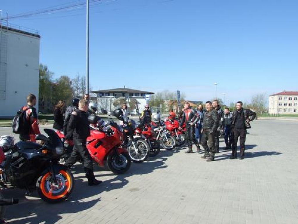 Laukumā pie Aizkraukles novada domes ēkas šodien līdz ar talciniekiem sapulcējās Sērenē reģistrētās motociklistu biedrības “Raven Heart” dalībnieki. 
Autors: Guna Mikasenoka