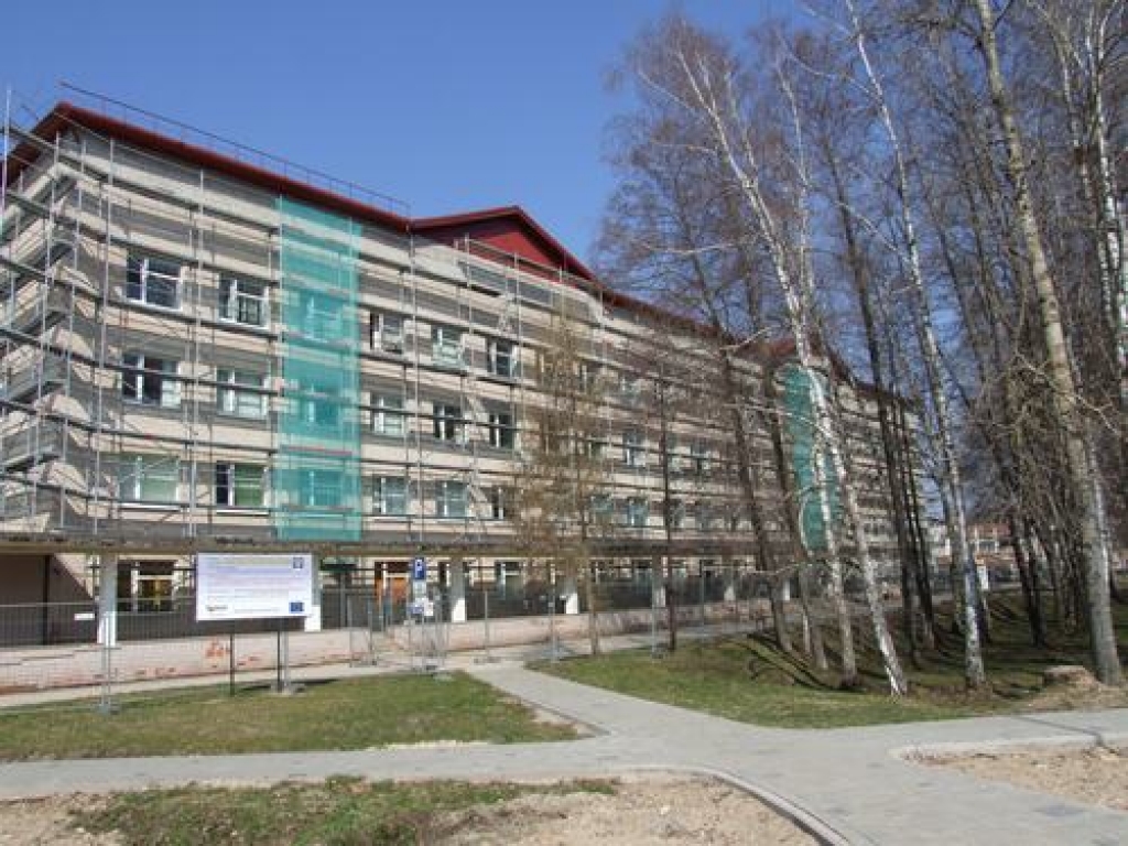 Aizkraukles poliklīnikas ēka “ietērpta” sastatnes, bet slimnīcas pagalmā izrakta liela būvbedre — sākti vērienīgi darbi: ar Eiropas Savienības Reģionālās attīstības fonda (ERAF) atbalstu sešu mēnešu laikā siltinās un pārbūvēs Aizkraukles...
Autors: Guna Mikasenoka