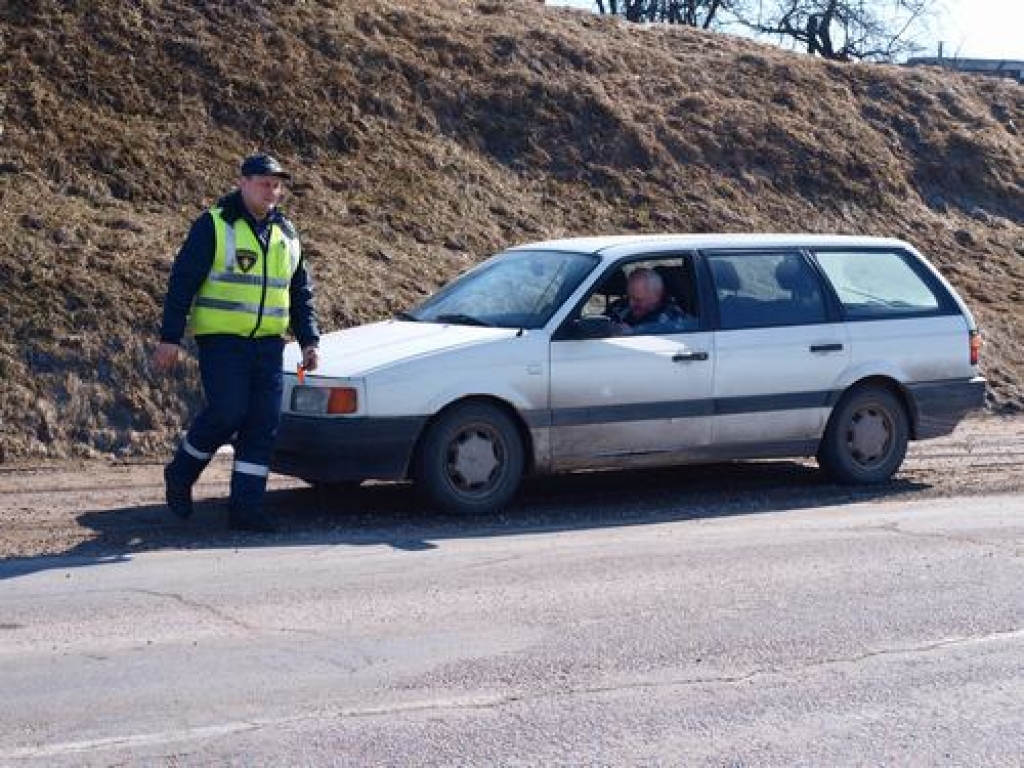 Šodien, 1. aprīlī, Latvijas ceļu policistiem ir profesionālie svētki — pirms 73 gadiem dibināta ceļu policija. Vairāki Aizkraukles puses ceļu policijas darbinieki svētkos saņem apbalvojumus. 
Autors: Indulis Burka