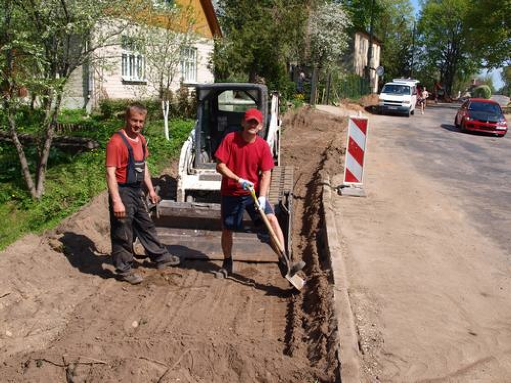 DARBS SĀCIES. Ierīkojot gājēju celiņu SIA “V service”, strādniekiem daudzi darbi būs jāveic ar rokām. No kreisās — darbu vadītājs Dainis Zunda un strādnieks Aleksejs Pavlovs. 