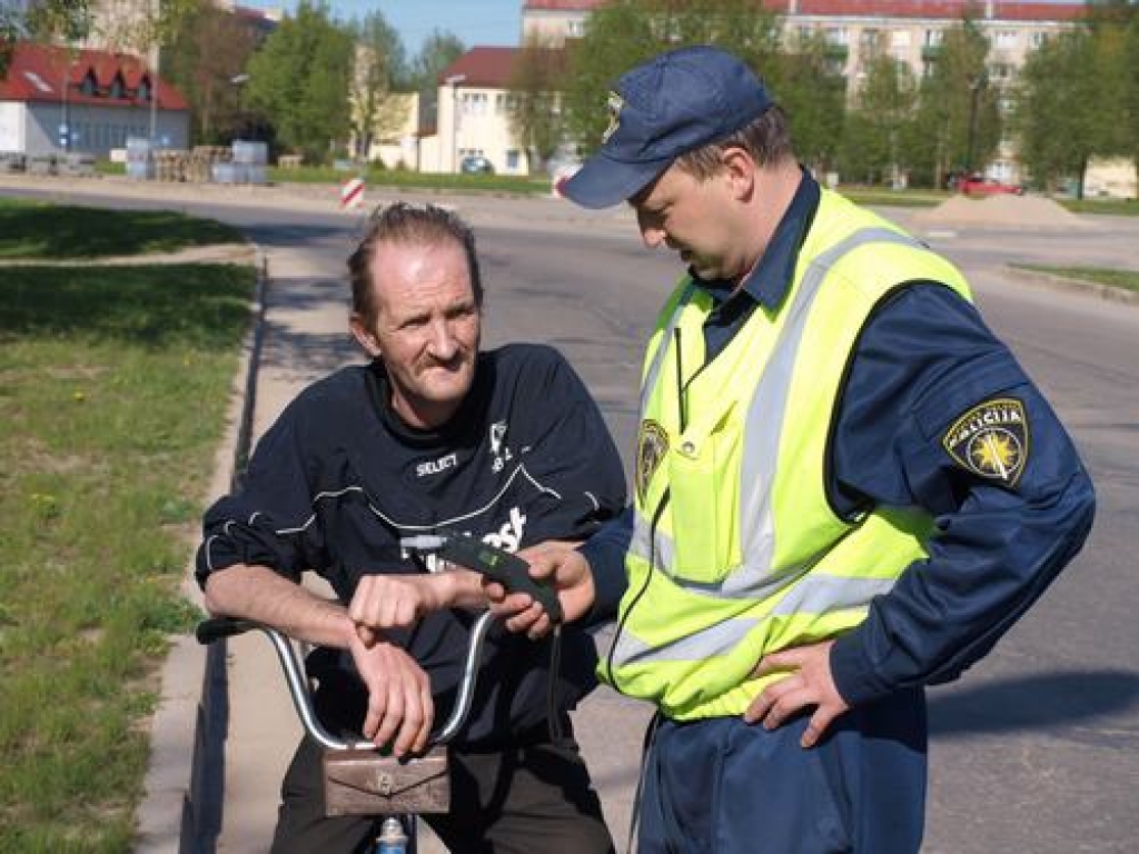 PIEDZĒRIES. Policijas kārtībnieks Raimonds Gutovskis veic alkohola testu 1965. gada dzimušajam Aivaram no Aizkraukles pagasta. Vīrieša izelpā ir 2,18 promiļu alkohola.  
Autors: Indulis Burka
