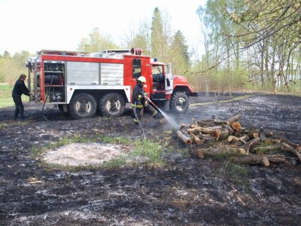 VUGD Aizkraukles daļas ugunsdzēsējs glābējs Spodris Tālmanis (no kreisās) un nodaļas komandieris kaprālis Sandris Anufrijevs kārtējo reizi dzēš kūlas ugunsgrēku netālu no 