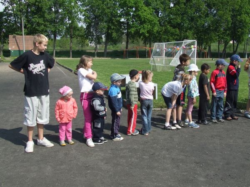 Pļaviņās aizvadīti tracionālie bērnu sporta svētki. Bērni vecumā līdz 15 gadu vecumam sacentās sprintā, bumbiņas mešanā, tāllēkšanā un izturības skrējiena dažāda garuma distancēs. Paši mazākie veica simts metrus, bet lielākies Pļaviņu...
Autors: Sandra Pumpure
