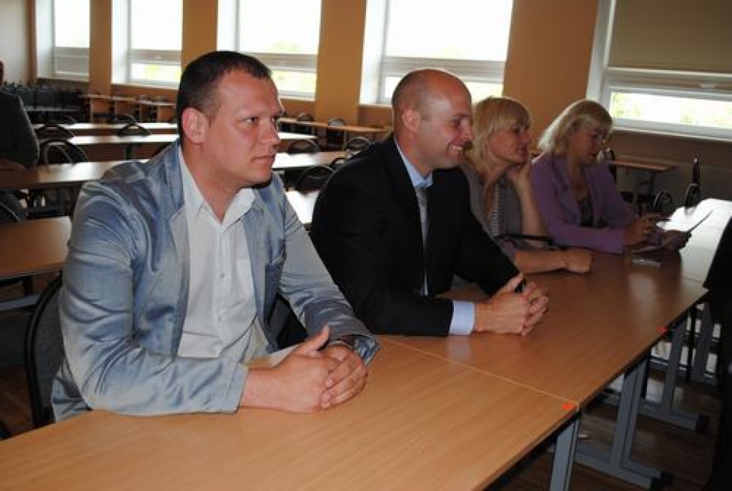 Pēc bijušā ilggadējā Aizkraukles mēra Viļņa Plūmes ģimenes locekļu ierosinājuma nodibināta viņa piemiņas stipendija apdāvinātāko un centīgāko maznodrošināto Aizkraukles novada jauniešu izglītības atbalstam Latvijas augstskolās.  
Autors: Guna Mikasenoka