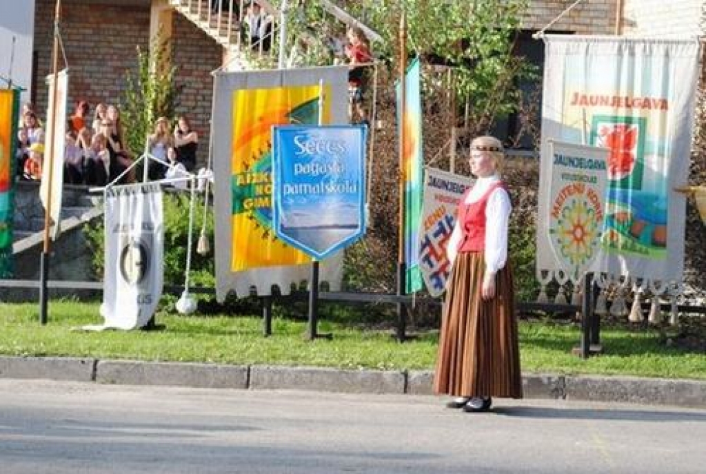 Aizkraukles pagasta estrādē notika Aizkraukles, Jaunjelgavas un Skrīveru novadu skolu tautas mākslas kolektīvu dižkoncerts „Saule. Pērkons. Daugava.”, veltīts komponista Mārtiņa Brauna jubilejas gadam.
Autors: Imants Kaziļuns