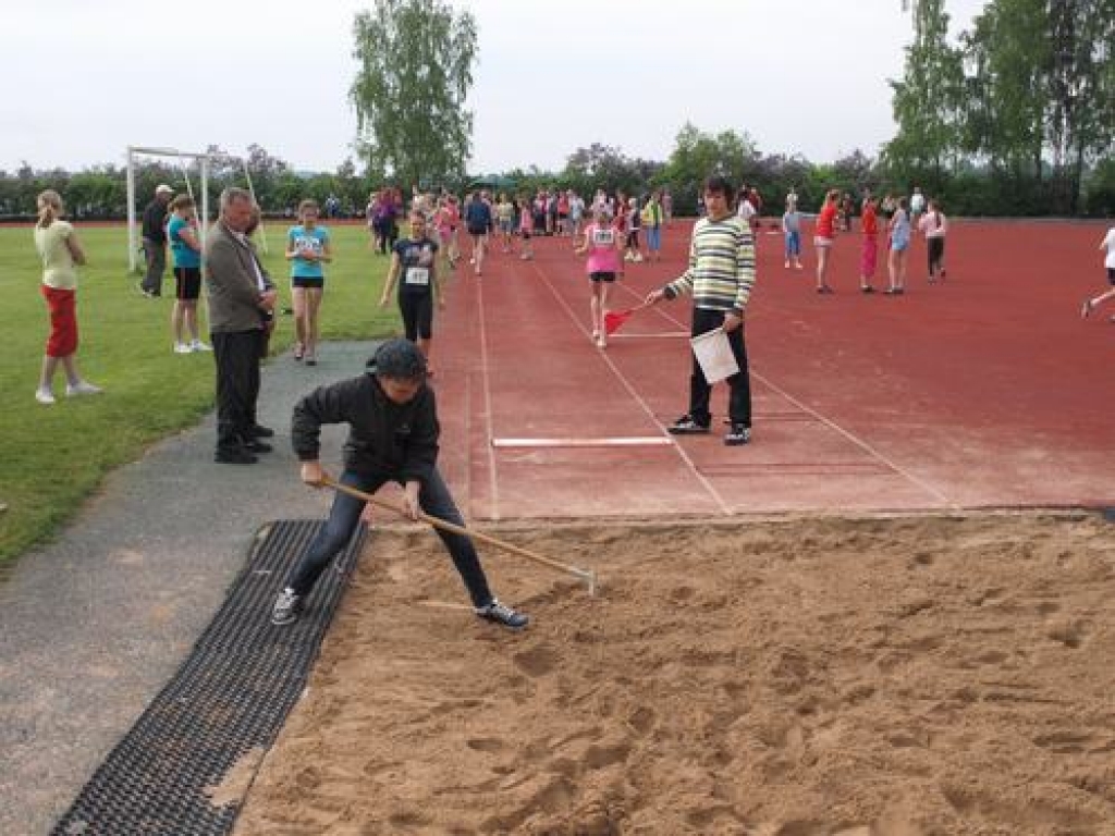 Aizkraukles novada stadionā šodien notiek Aizkraukles novada sporta skolas rīkotās sacensības vieglatlētikā jaunākajā - C grupā. Tajās piedalās 1998. — 1999. gadā dzimušie sportisti no daudzām Aizkraukles reģiona skolām. 
Autors: Indulis Burka