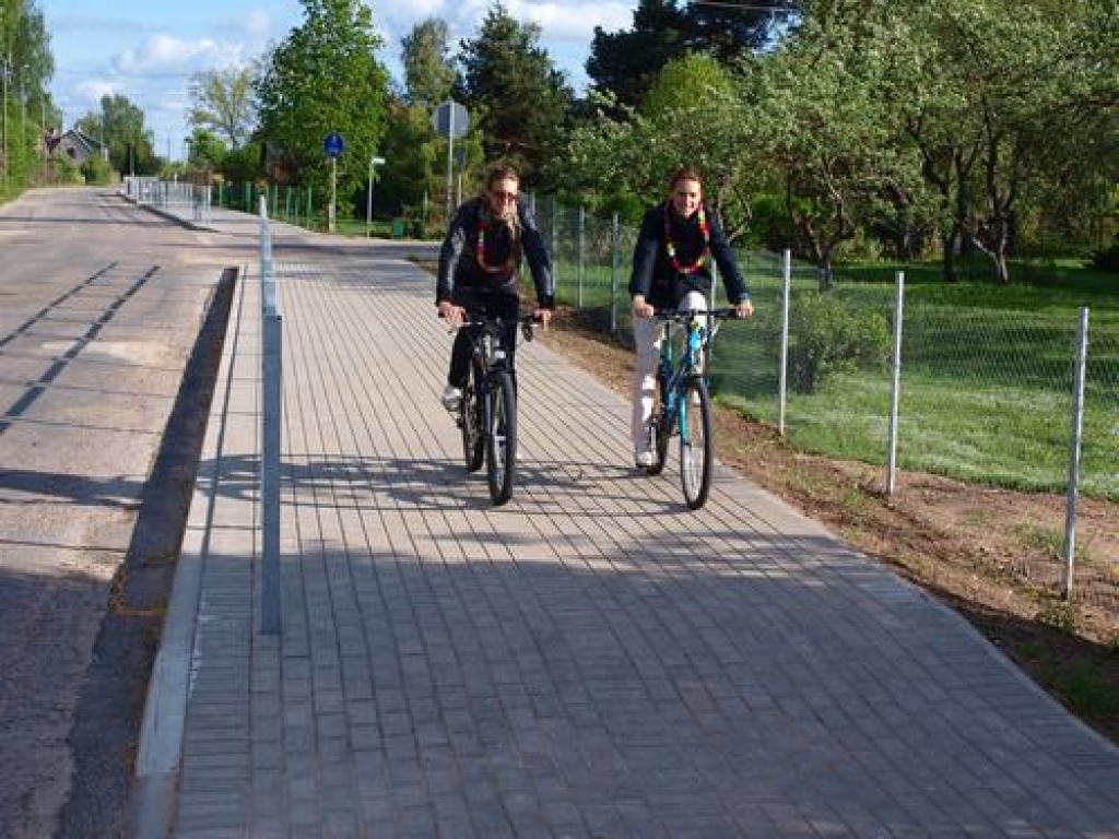 Skrīveros uz Andreja Upīša memoriālmājas dārzu pirmie atbrauca velosipēdisti. Vēl pirms muzeju nakts pasākuma viņi atklāja velosipēdistu sezonu. Vēlāk visi interesenti piedalījās dažādos pasākumos.
Autors: Indulis Burka