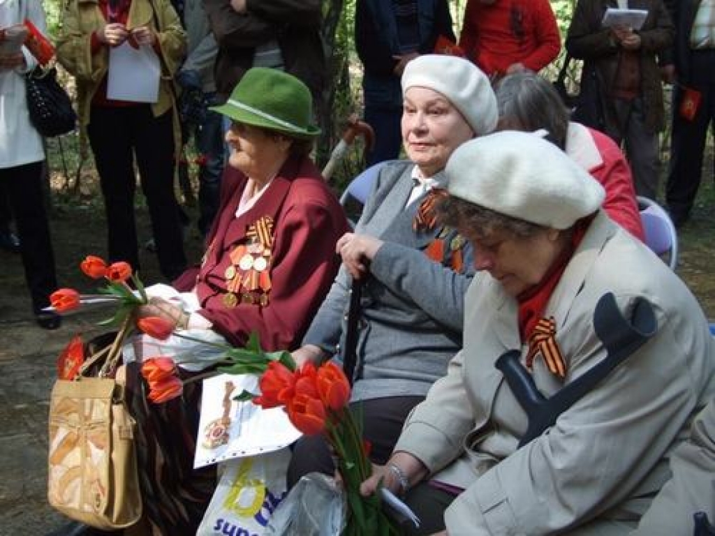 Atzīmējot 66. gadadienu kopš nacisma sagrāves un pieminot Otrā pasaules kara upurus, 8. maijā Liepjāņu brāļu kapos nelielā skaitā pulcējās kara veterāni no Aizkraukles un Jaunjelgavas. 
Autors: Imants Kaziļuns