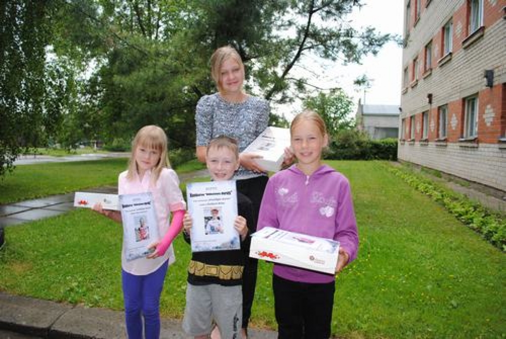 APBALVOTIE: Laura Lukeviča (aizmugurē),  Marta Liedskalniņa (no kreisās), Kodijs Briens un Amanda Ikauniece. 
