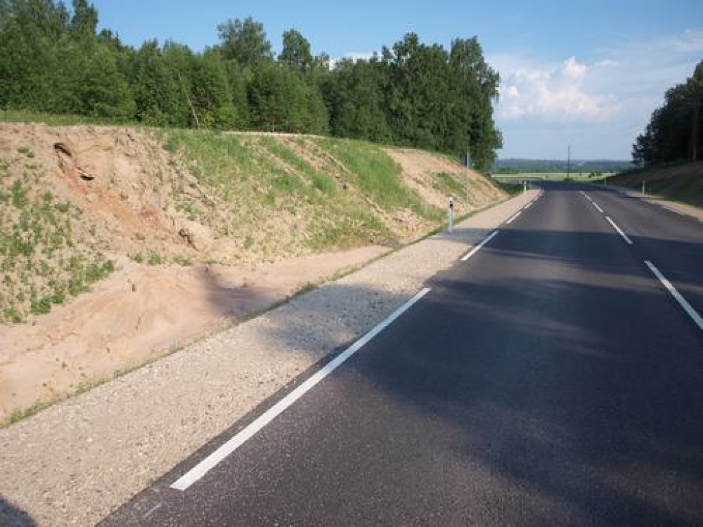 PAMATĪGS ROBS. Lietus ceļa malā netālu no Seces izskalojis prāvu robu. Bojājumi ir arī daudzās citās vietās. 