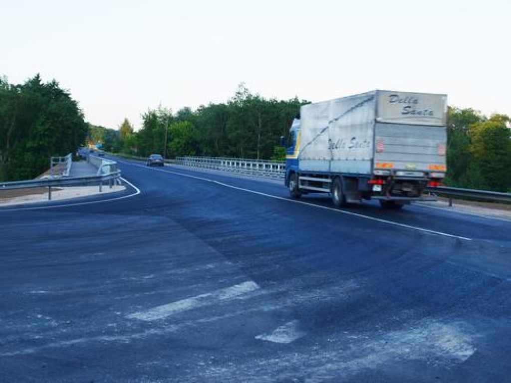 LUKSOFORU VAIRS NAV. Uz tilta pār Dīvaju satiksmei nu atvērtas abas joslas. 