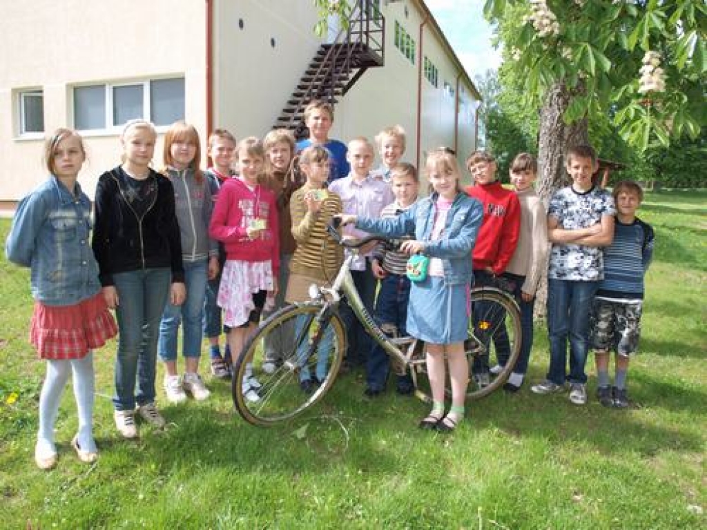 BRAUKS DROŠI. Vairāki Daudzeses pamatskolas audzēkņi šopavasar ieguvuši velosipēda vadītāja apliecību.   