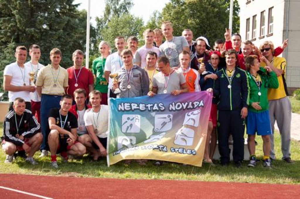 Pēc lustīgas līgošanas 25. jūnijā Neretas Jāņa Jaunsudrabiņa vidusskolas stadionā un volejbola laukumos pludmalē sportisti pulcējās Neretas novada trešajās vienotajās sporta spēlēs. 