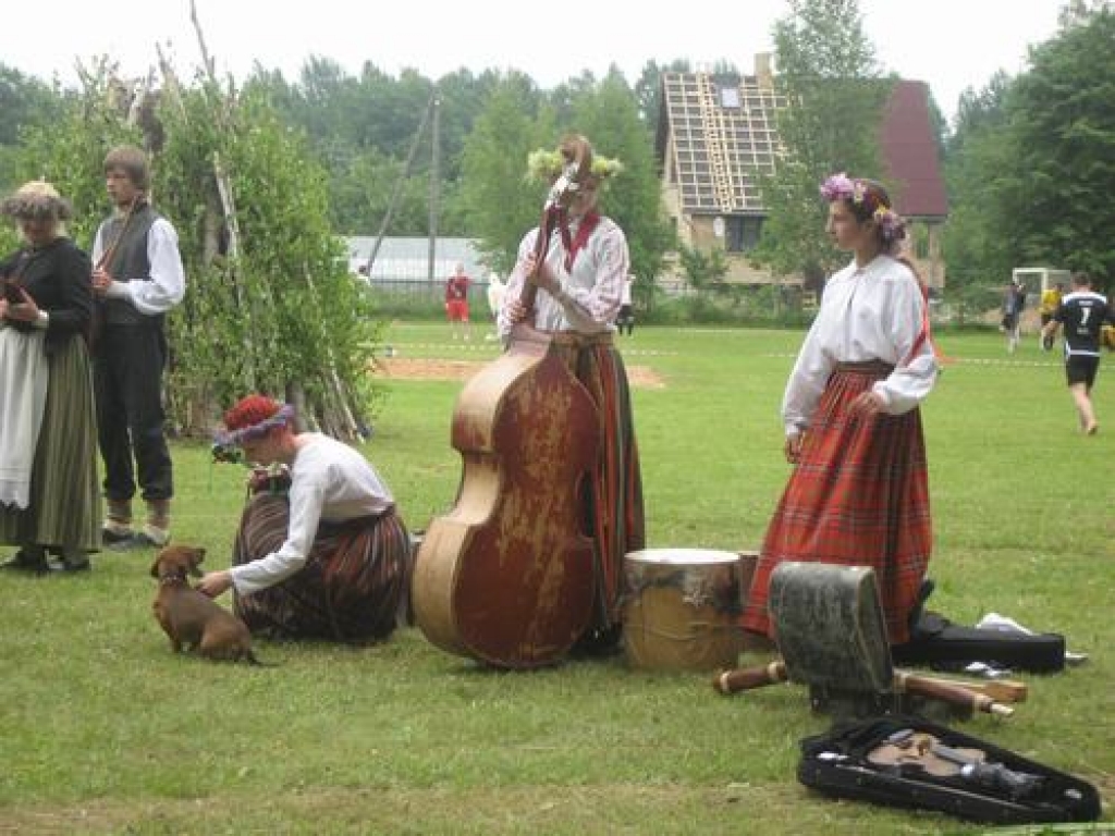 Līgo rītā Daudzevas tirgus laukumā daudzesieši ar grābekļiem un dakšām sanāca uz improvizētu siena talku. Piedalījās arī pagasta sieviešu koris un folkloras kopa 