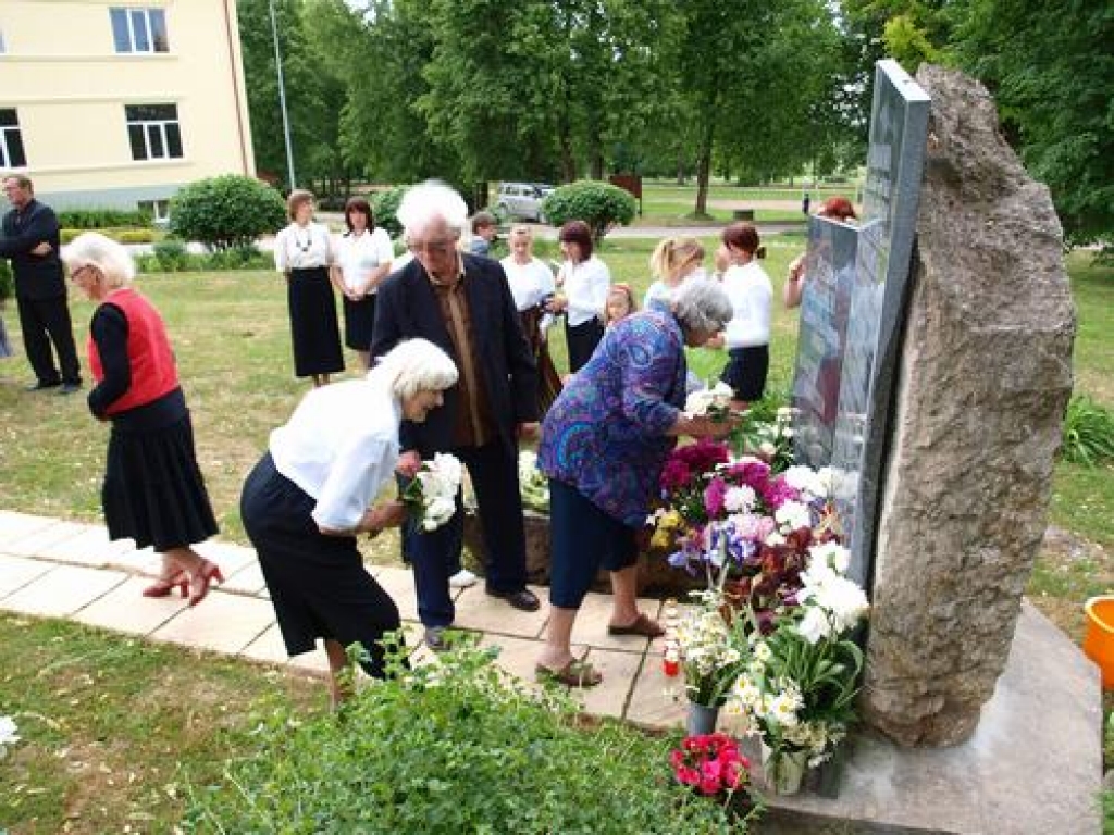 Pieminot pirms 70 gadiem notikušās traģiskās Latvijas iedzīvotāju deportācijas, piemiņas vietās Daudzesē un Secē pulcējās represētie un viņu tuvinieki, lai dalītos atmiņās par 1941. gada vasaras notikumiem.  
Autors: Indulis Burka