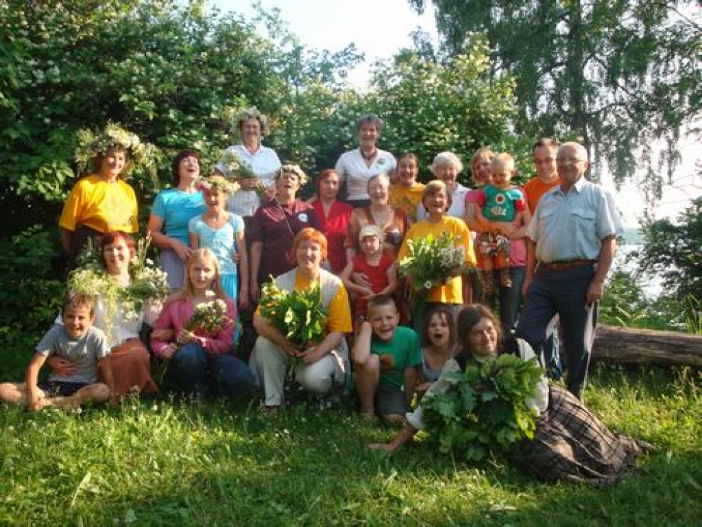 Kokneses pilsdrupās interesentu pulciņš Ingunas Žogotas vadībā un ar folkloras kopas “Urgas” dalībnieču līdzdalību mācījās, kā svinēt Jāņus. Skanēja Līgo dziesmas,  visi gāja rotaļās un dalījās atmiņās par saviem svinētajiem Jāņiem....
Autors: Guna Mikasenoka