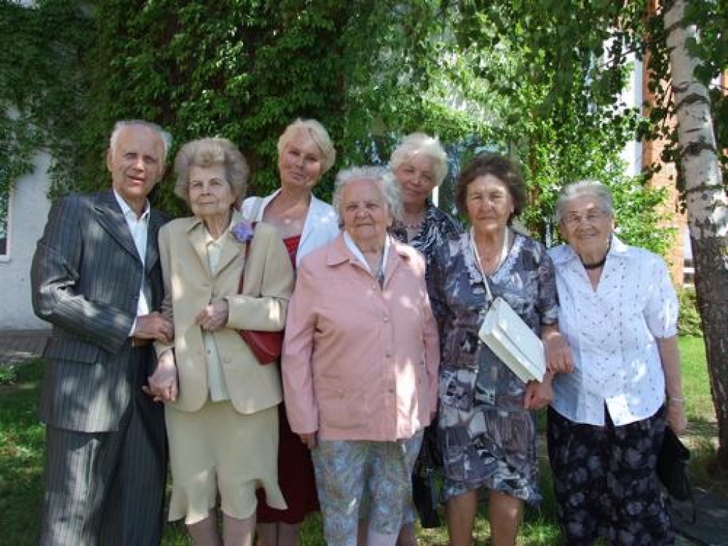 Aizkraukles pilsētas sākumskolā tikās ap 50 Aizkraukles reģiona pensionēto skolotāju. Viņi dalījās atmiņās par skolā pavadītajiem darba gadiem un noskatījās nelielu koncertu. 
Autors: Guna Mikasenoka