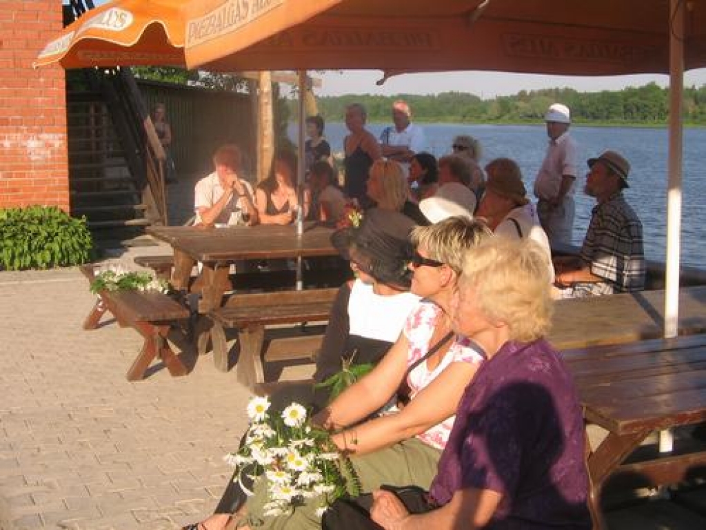 Vakar, 8. jūnijā, cilvēkus daudzviet Latvijā aicināja uz akciju „Oligarhu kapusvētki - izvadi savu oligarhu silti!”. Tā notika arī Pļaviņās pie kafejnīcas „Mazā raganiņa”. 
Autors: Sandra Pumpure