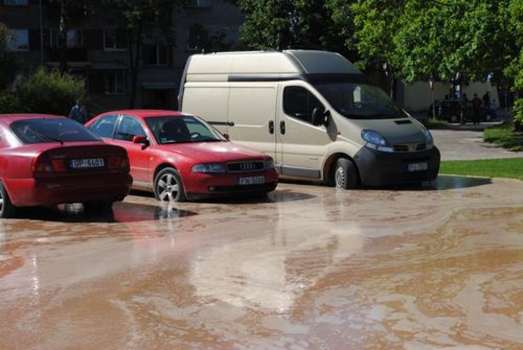 Dienu pirms pilsētas svētkiem, Aizkraukē iepretim novada domei veicot remontdarbus, celtnieki pārrāvuši ūdensvadu. Kā rezultātā Lāčplēša iela uz laiku bija pārvērtusies par plūstošu upi. 
Autors: Jānis Ozoliņš