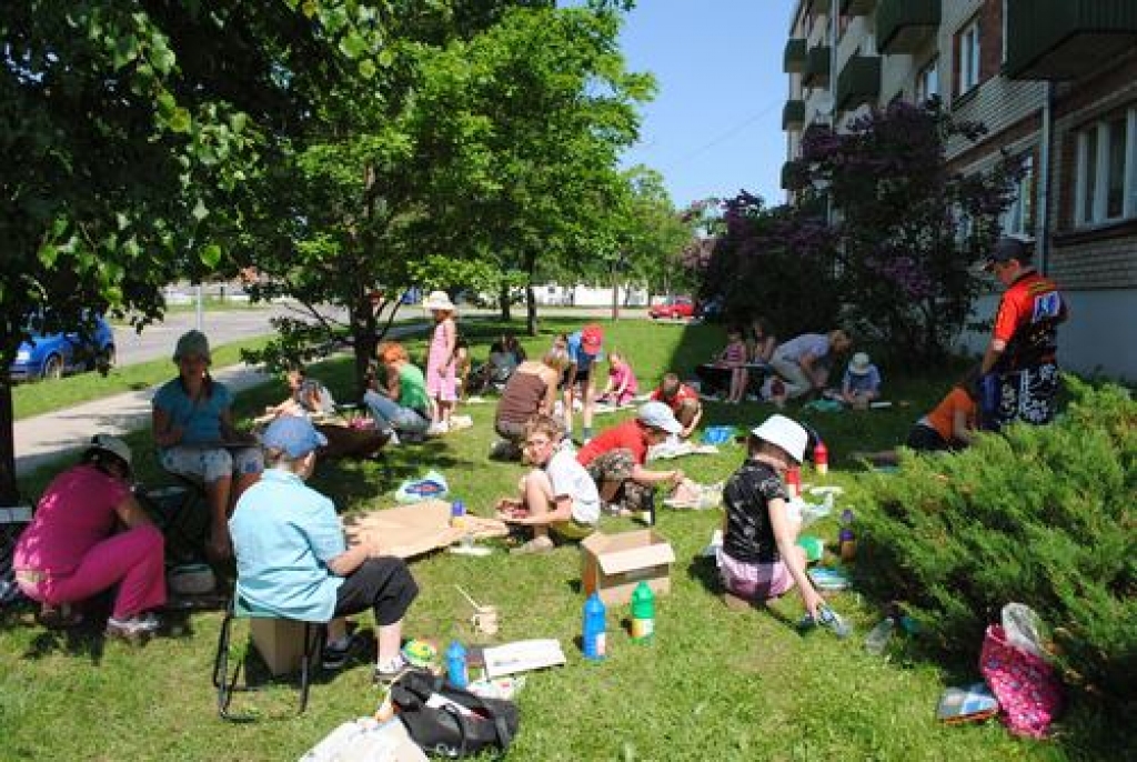 Gatavojoties Aizkraukles pilsētas svētkiem, kas notiks 4. jūnijā, Aizkraukles mākslas skolas audzēkņi un skolotāji apgleznoja akmeņus. To izstādi varēs apskatīt pie skolas svētku laikā. 
Autors: Guna Mikasenoka