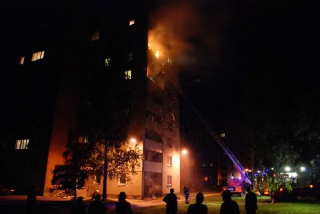 Šonakt Aizkrauklē izcēlās ugunsgrēks — Draudzības krastmalā 2 dega deviņstāvu dzīvojamā ēka. 