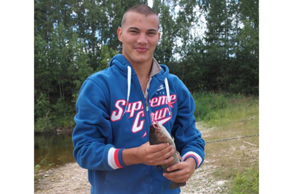 LOMS ROKĀ! Lai izvilinātu foreli no ūdens, nevajag lielu makšķernieka pieredzi. Ja tas tomēr neizdosies, ar padomu palīdzēs “Rīteru zivs” darbinieks Raivis Kurnigins.