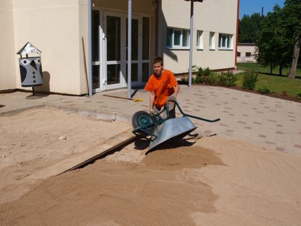VISPIRMS GRANTS. 6. klases skolēns Dāvis Korotkevičs pirms bruģa klāšanas pieved granti.     