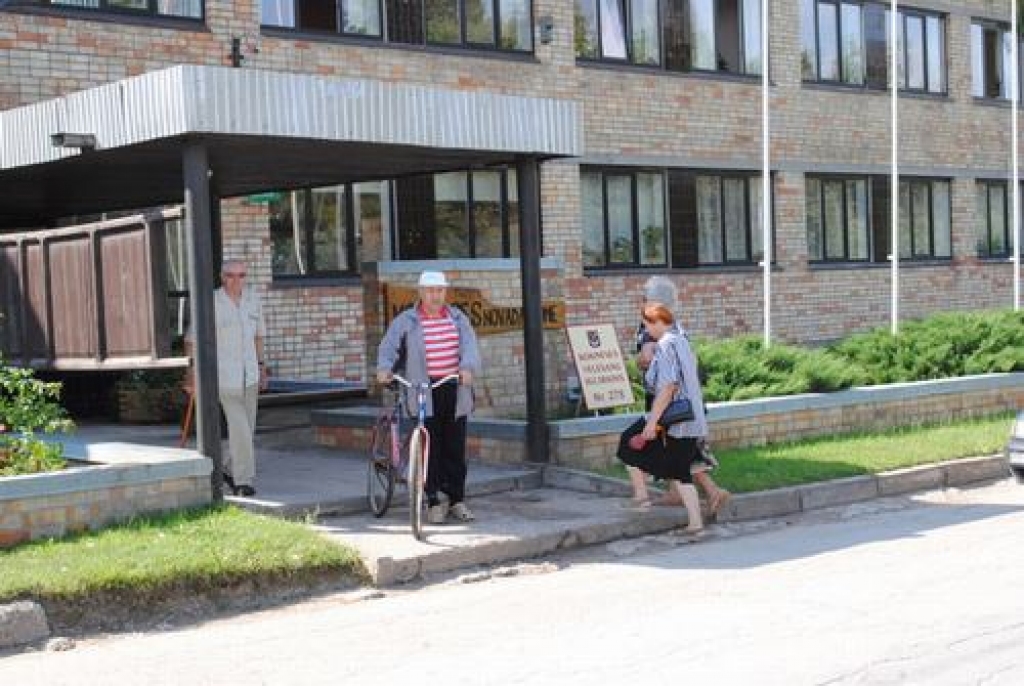 Referendumā par Saeimas atlaišanu jau no agra rīta aktīvi piedalījās arī koknesieši, un ik pa laikam pie novada domes ēkas izveidojās vēlētāju rinda. 
Autors: Imants Kaziļuns