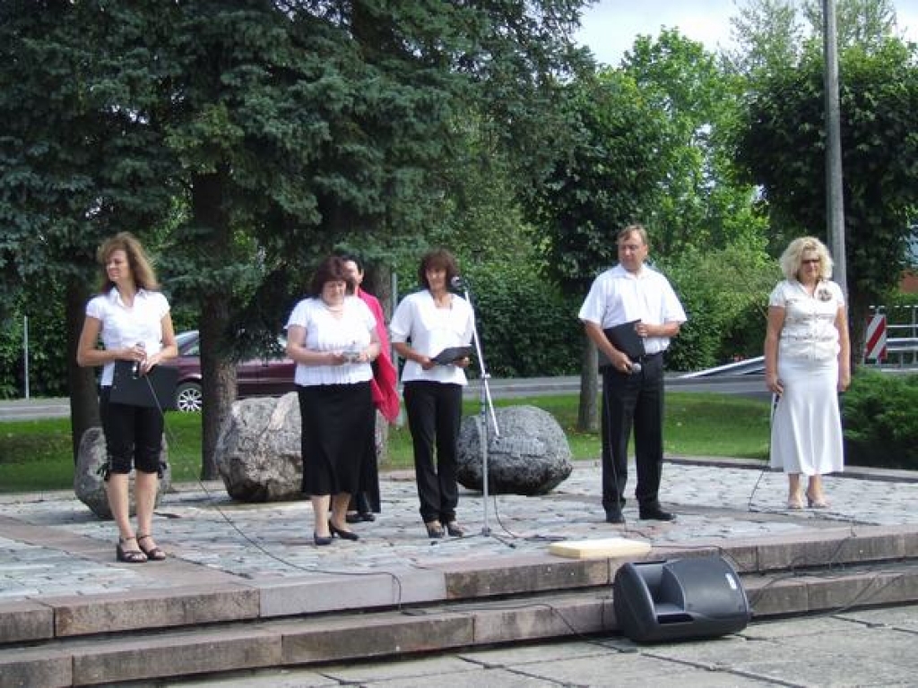 Šīgada Pļaviņu pilsētas svētki, ko tradicionāli atzīmē jūlījā, sākās ar amatnieku tirdziņu pie kultūras centra. Turpat bērniem bija iespēja zīmēt un noskatīties leļļu teātra zirādi. Par godu svētkiem Tradīciju laukumā notika pilsētas un...
Autors: Sandra Pumpure