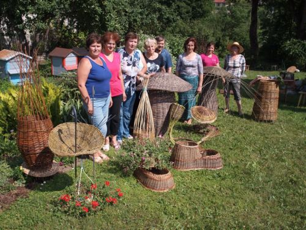 Skrīveru klūdziņu pinēju studijas dalībnieki, sākot savas darbošanās desmito sezonu, nolēmuši kopā sanākt ne tikai ziemā un telpās, bet arī vasarā, turklāt pinumus darinot brīvā dabā.
Autors: Indulis Burka