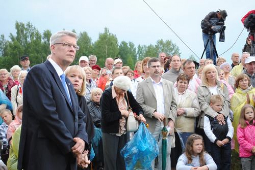 Valsts prezidents Valdis Zatlers svētdienas vakarpusē savas prezidentūras atvadu pasākumā Likteņdārzā mudināja iedzīvotājus nebaidīties no saviem sapņiem un izdarīt pareizo izvēli.
Autors: Imants Kaziļuns