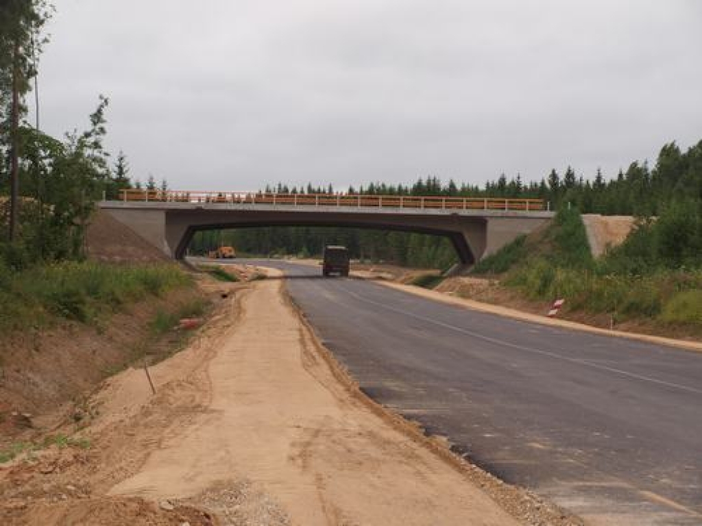 GANDRĪZ PABEIGTS. Latgales autoceļa pārvads par ceļu Koknese—Vērene jau ieguvis krāsas un margas.   