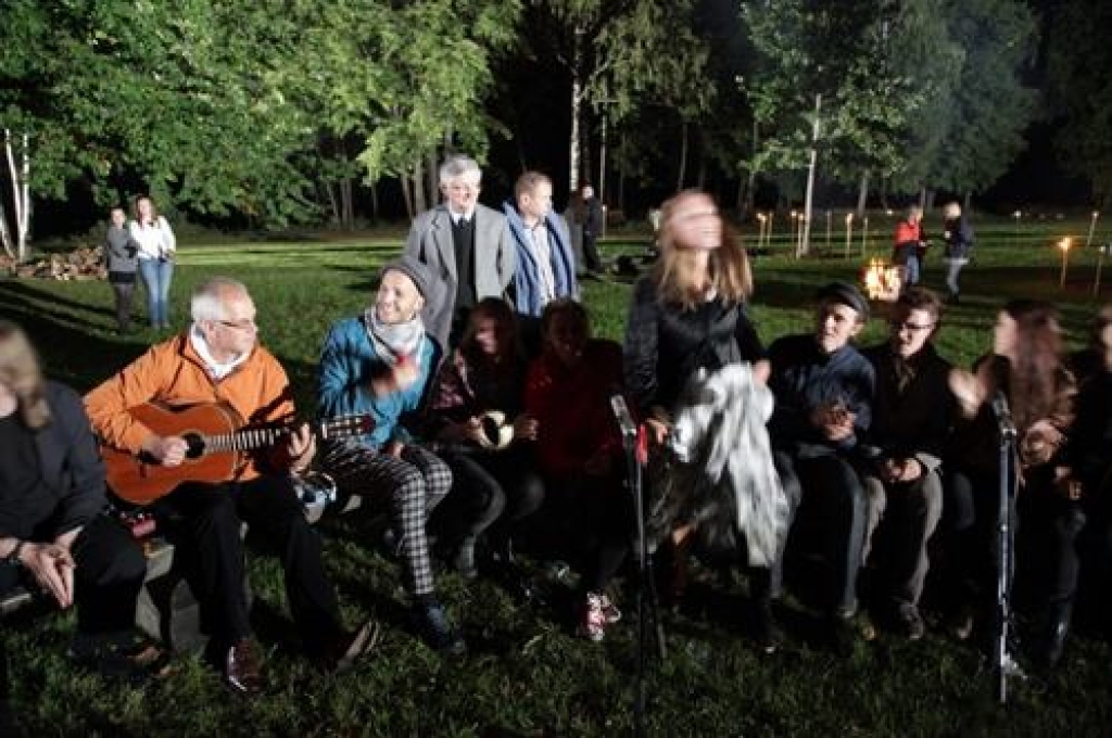 23. augustā Latvijas Televīzijas un Kokneses fonda rīkotajā akcijā „Top Latvijas Likteņdārzs!” kopumā saziedoti 26 755,77 lati. Šo summu veido balsojums pa ziedojumu tālruni (Ls 25 924), akcijas laikā iegādātās ziedojumu zīmes, anonīmie...