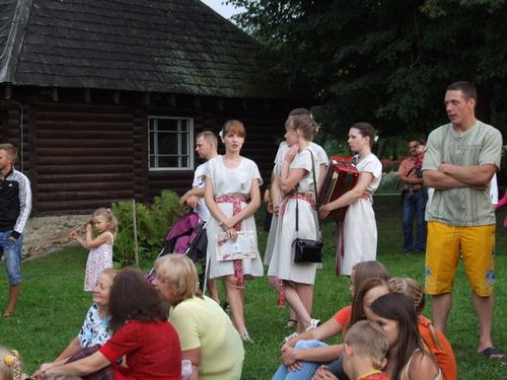 Aizkraukles vēstures un mākslas muzejā „Kalna ziedi” notika Daugavas reģiona 5. dziedošo un muzicējošo ģimeņu lielkoncerts „Skani, Daugava, skani”. Tas pulcēja 14 ģimenes un kuplu skatītāju pulku, kuru nespēja kliedēt arī palaikam...
Autors: Imants Kaziļuns