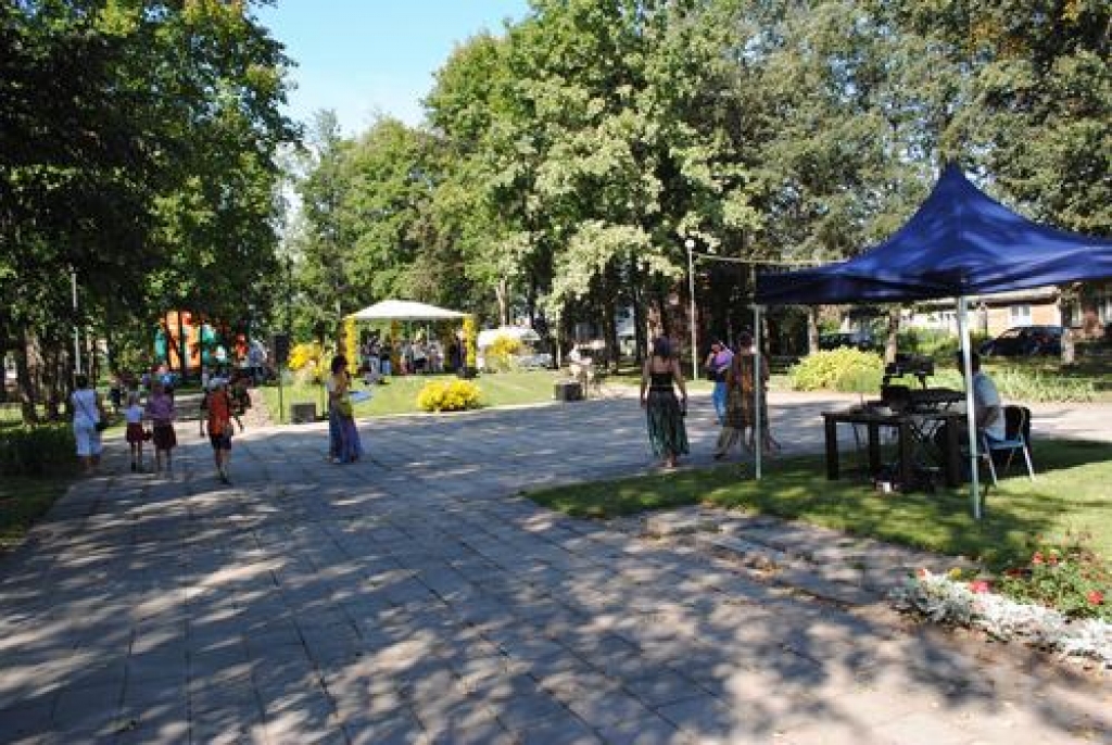 Šodien notiek Jaunjelgavas vecpilsētas svētki, kuros piedalās pilsētas pašdarbības kolektīvi. Svētku viesiem ir iespēja apmeklēt amatnieku tirdziņu. Bērniem pieejamas dažādas atrakcijas. Jaunjelgavā bija ieradušies Rīgas zooloģiskā dārza...
Autors: Jānis Ozoliņš