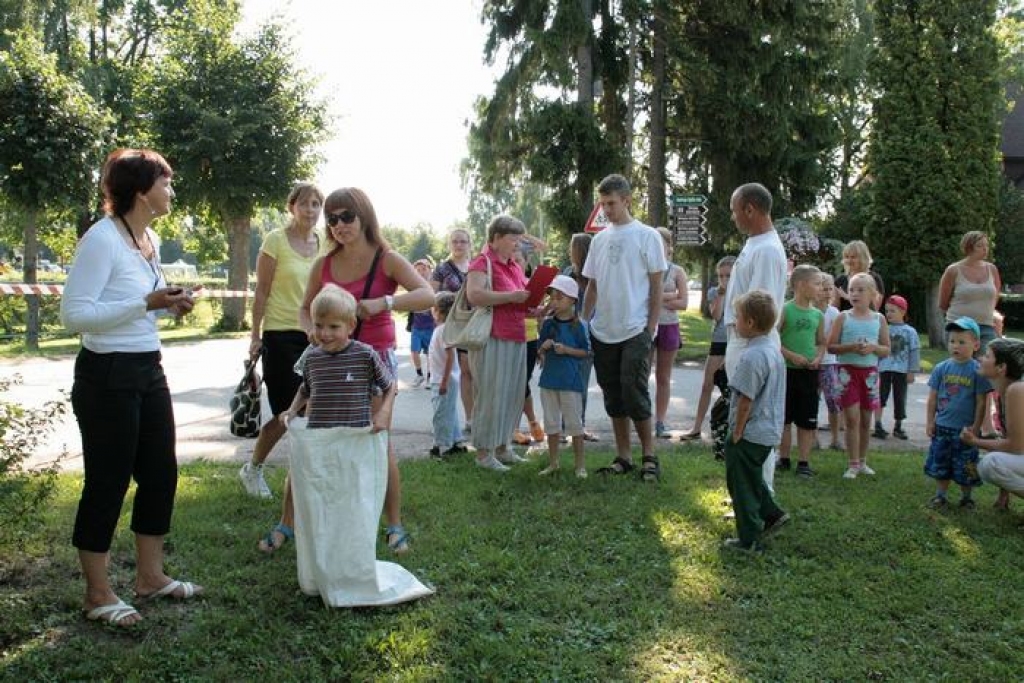 Skrīveros notika tradicionālie sporta svētki. Tajos sportoja gan pieaugušie, gan bērni.