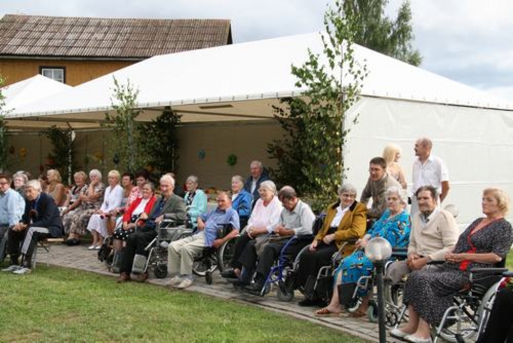 Skrīveru sociālās aprūpes centrs “Ziedugravās” svinēja pastāvēšanas 50. gadskārtu. Centra klientiem svētkos spēlēja pūtēju orķestris “Madliena” un bija balle līdz rīta gaismai.