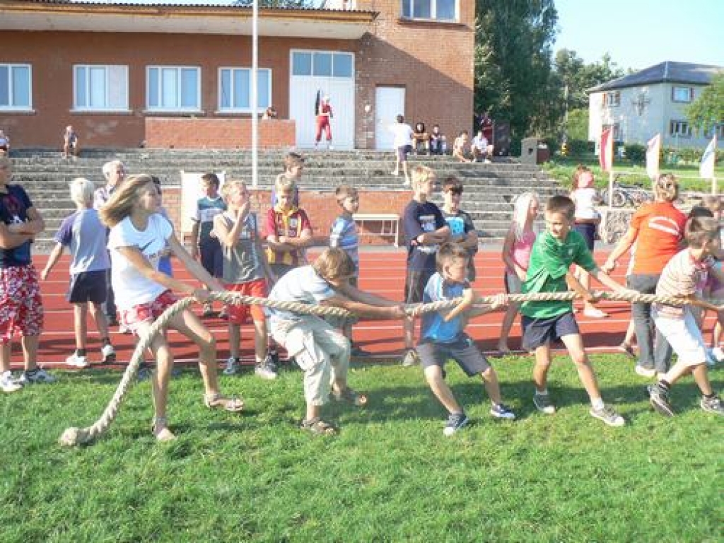 MAZI, BET SPARĪGI. Īpaši aizrautīgi izvērtās virves vilkšanas sacensības bērniem.